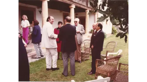 Con Severo Ochoa en Cangas de Onís en el descanso de un concierto. (1985)