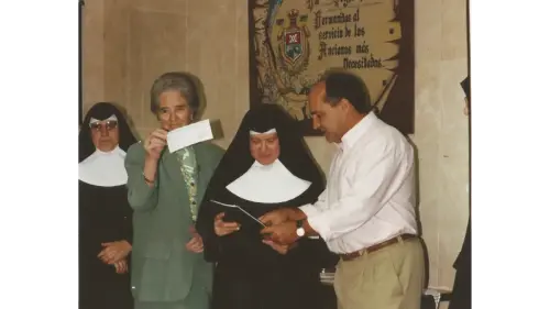 Entrega recaudación del concierto benéfico. Convento Corias. (1999)